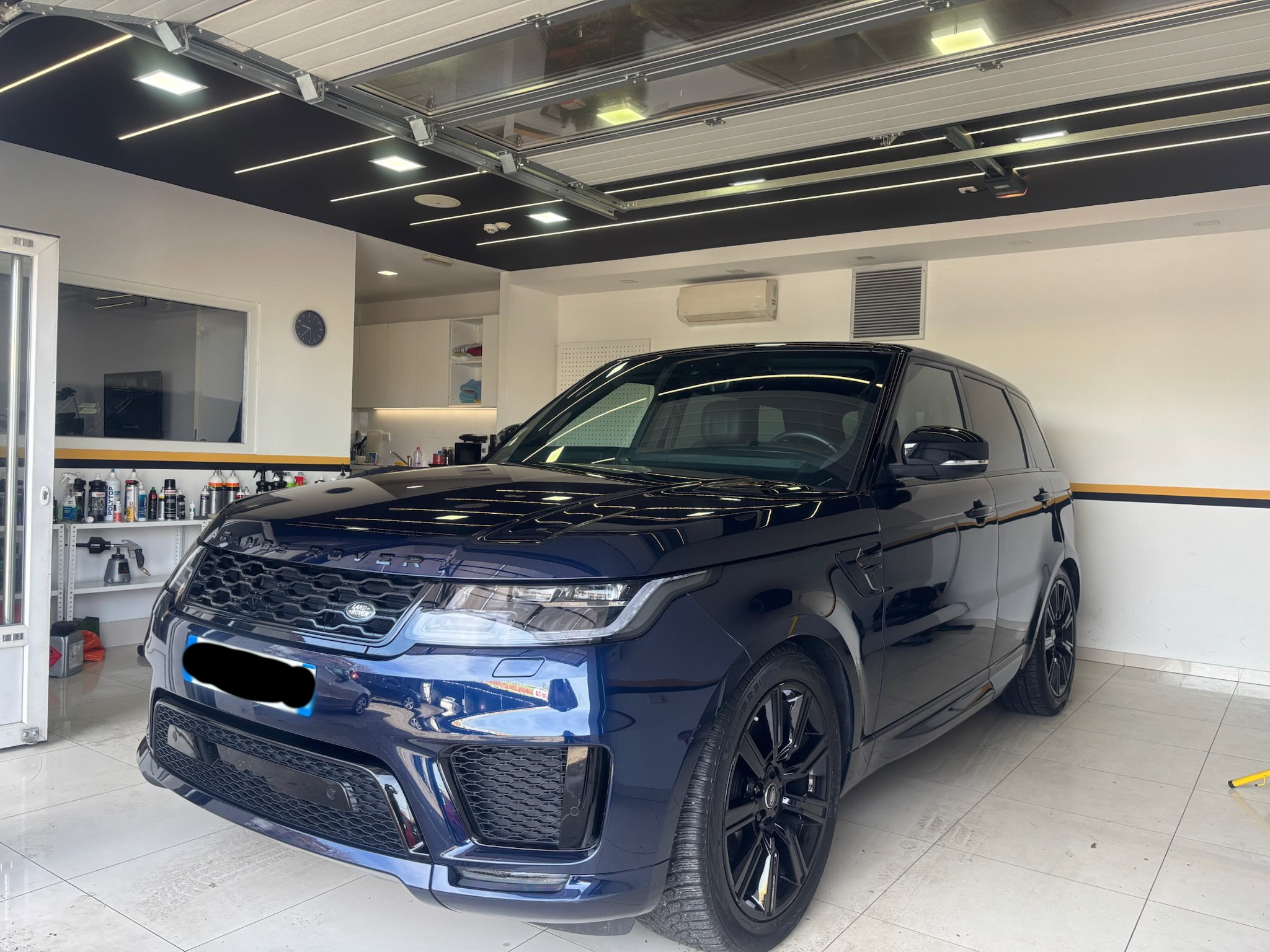Crni Range Rover sa sjajnim spoljašnjim izgledom, parkiran u profesionalnom detailing centru u Beogradu.